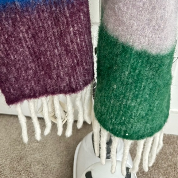 Brand new Faherty Pure wool striped muffler with fringe - Picture 4 of 5